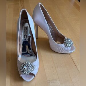 Badgley Mischka “Petal” Pumps Heels Shoes in Pale Pink with Rhinestones Size 8